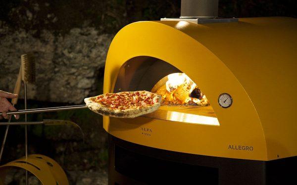 cooking pizza wood fired pizza oven allegro yellow color 1200x750 600x375 - Piec Hybrydowy do pizzy Alfa Forni MODERNO 5 na gaz i drewno zółty