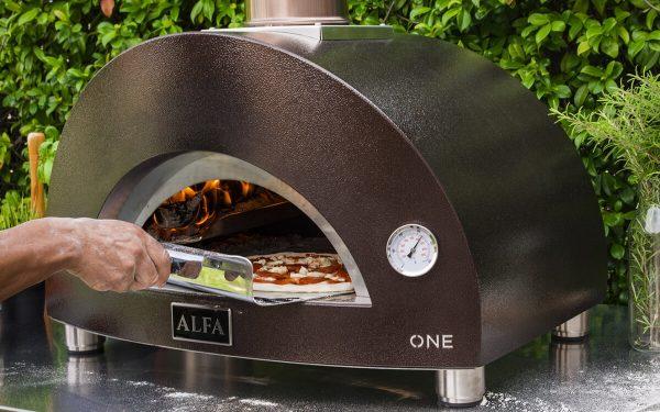 one wood fired pizza oven alfa forni outdoor cooking 1200x750 600x375 - Piec do pizzy Alfa Forni ONE opalany drewnem z podstawą