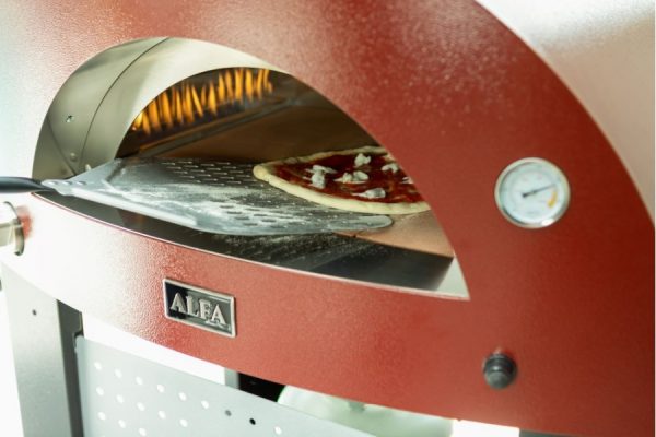 moderno2 3pizze alfaforni bakingpizza01 600x400 - Piec do pizzy Alfa Forni MODERNO 2 na drewno czerwony antyczny